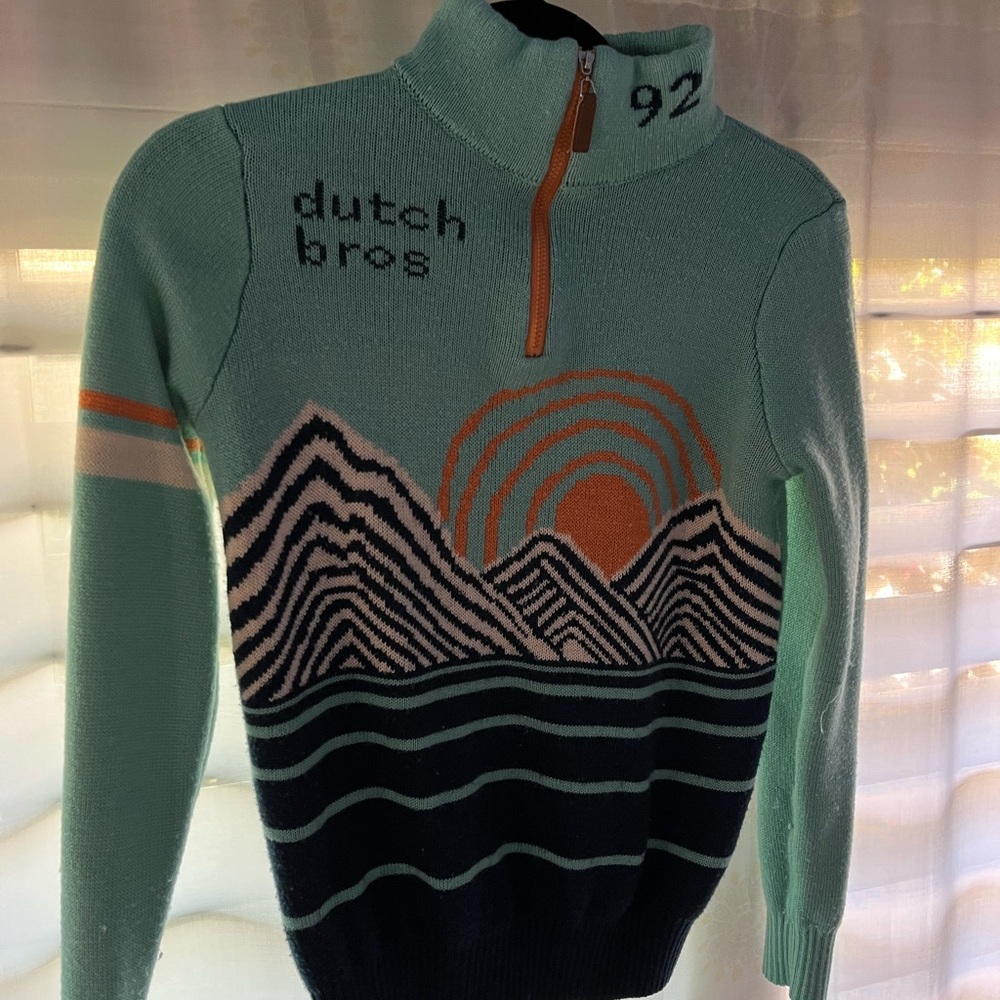 Dutch bros retro knit quarter zip ! Size small !
#dutchbros #dutchbroscoffee